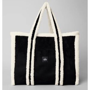 Alo Yoga Winterfun Tote Bag. New without tags.
